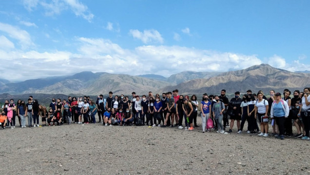 imagen Estudiantes concluyeron un proyecto educativo a través de una caminata saludable al Cerro de la Gloria