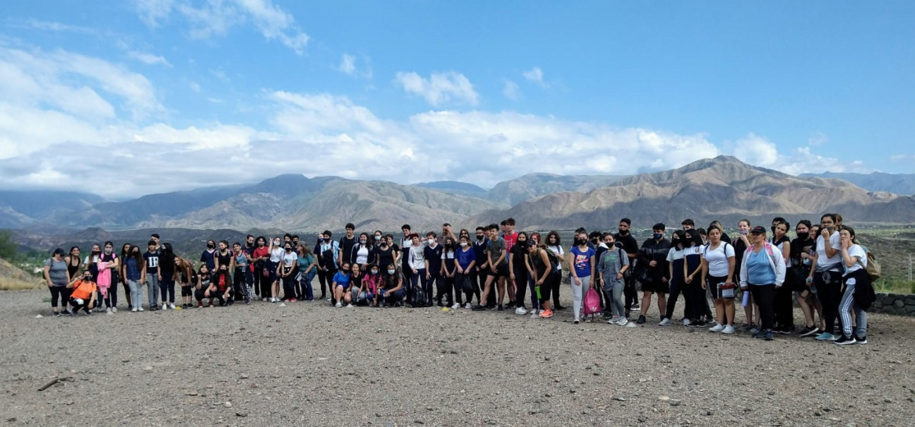 imagen Estudiantes concluyeron un proyecto educativo a través de una caminata saludable al Cerro de la Gloria