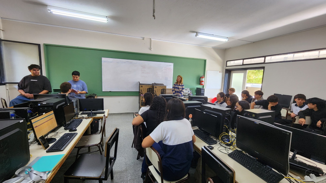 imagen Estudiantes en el taller de robótica