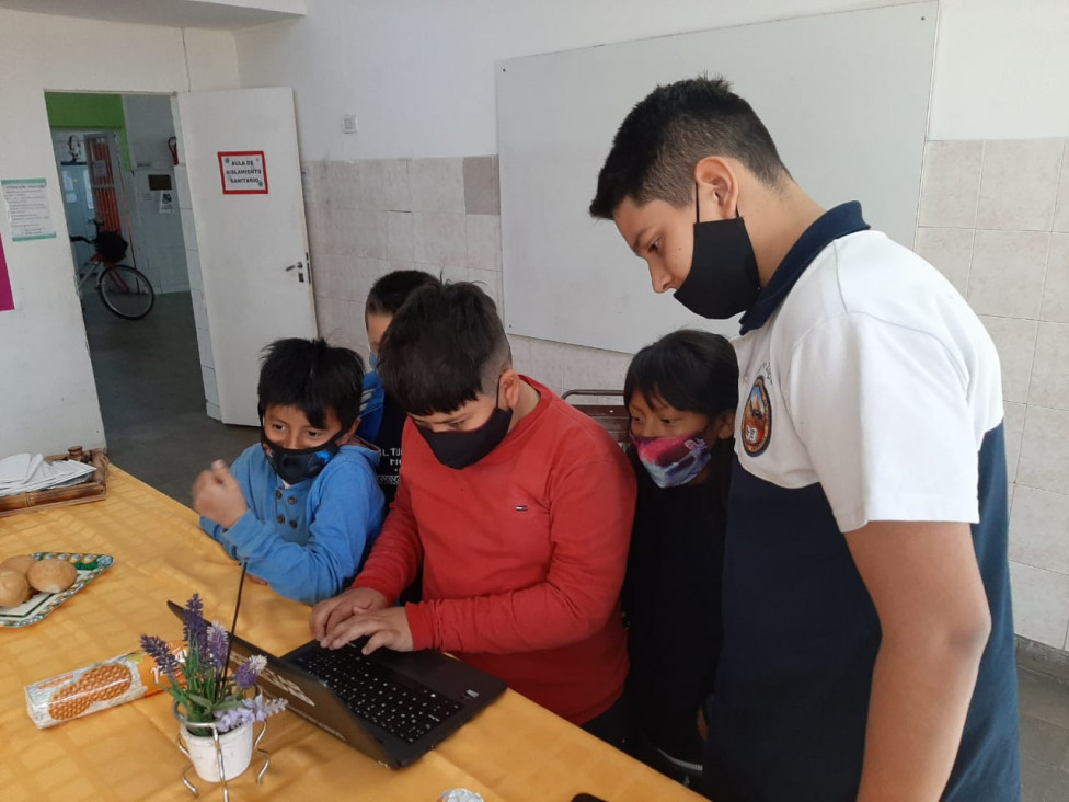 imagen Programando Puentes en la escuela Pedro Molina Henriquez