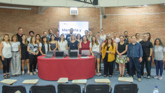imagen Las bibliotecas de la UNCUYO suman 70 notebooks donadas por PwC Argentina