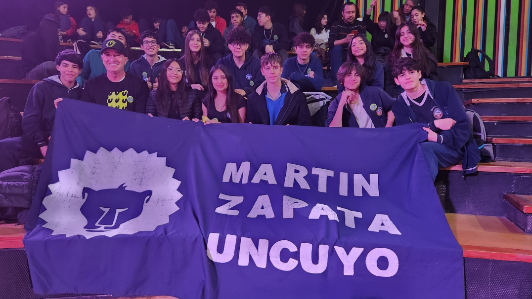 imagen Estudiantes junto al vicerrector Gabriel Fidel