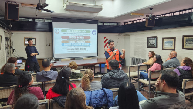 imagen Docentes, personal de apoyo y estudiantes participaron de una capacitación sobre prevención de incendios y uso de extintores