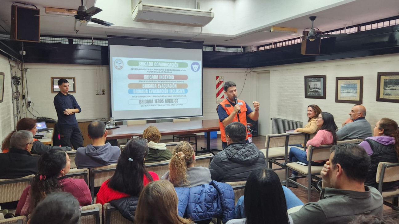 imagen Docentes, personal de apoyo y estudiantes participaron de una capacitación sobre prevención de incendios y uso de extintores