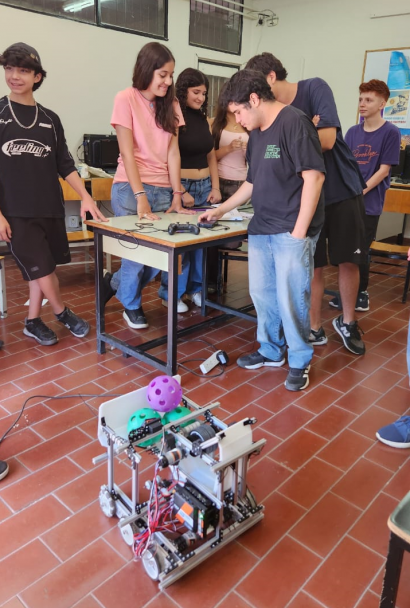 imagen De las aulas a una competencia global: Robotic Lyons participará del First Tech Challenge