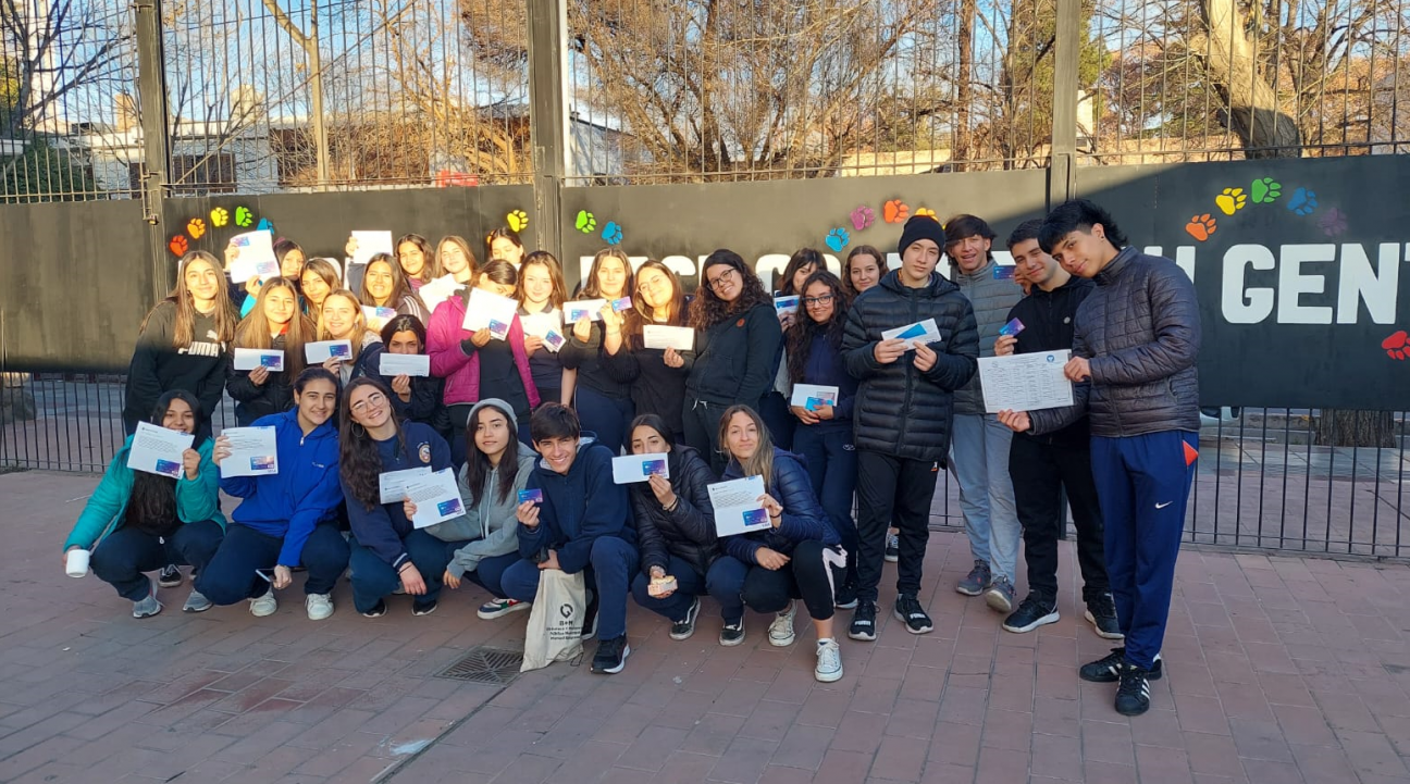 imagen Estudiantes que participan del Programa sobre Educación Financiera ya cuentan con sus tarjetas bancarias