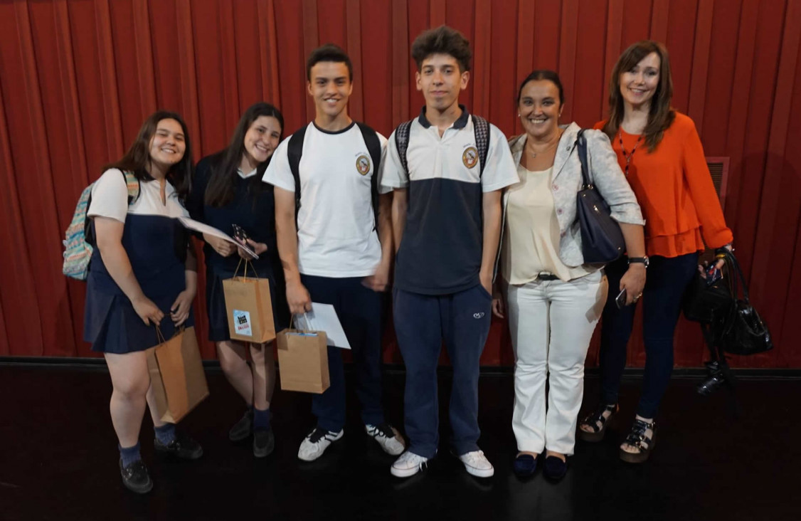 imagen Estudiantes ganadores de concurso nacional recibieron sus premios