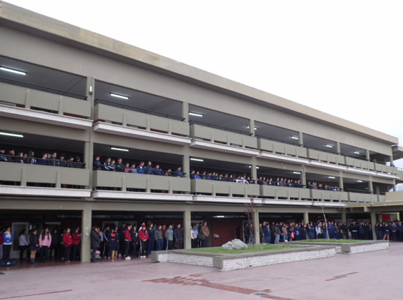 imagen Se colocó una placa en recuerdo de un egresado de la escuela desaparecido