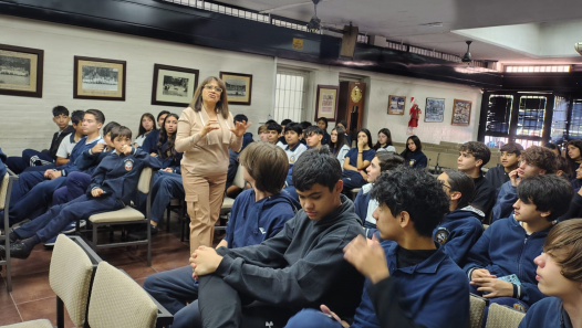 imagen Profesora y egresada compartió su experiencia profesional con estudiantes de primer año