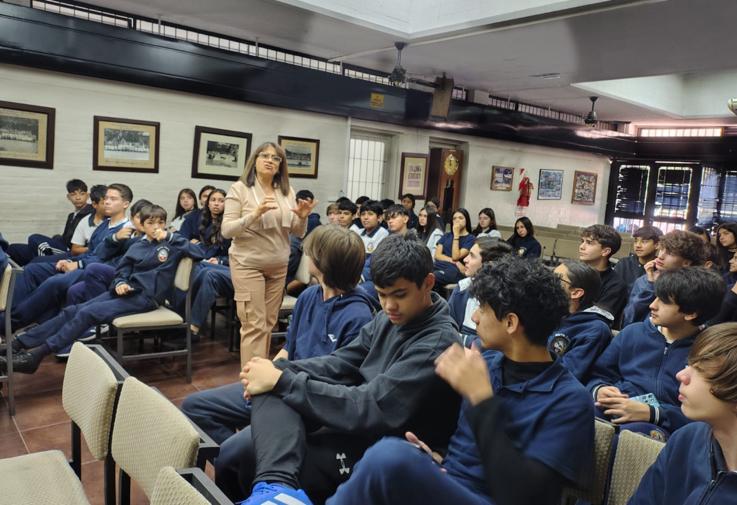 imagen Profesora y egresada compartió su experiencia profesional con estudiantes de primer año