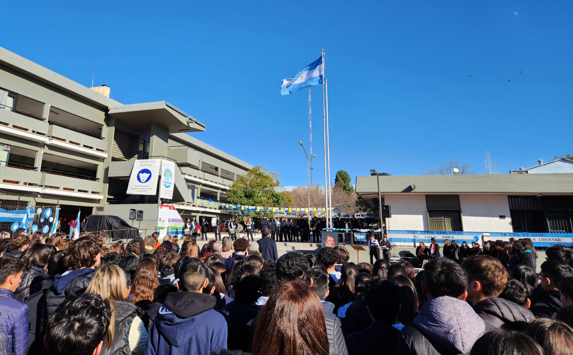 imagen La Escuela Martín Zapata rindió homenaje al creador de la Bandera Nacional y celebró sus 112 años de vida