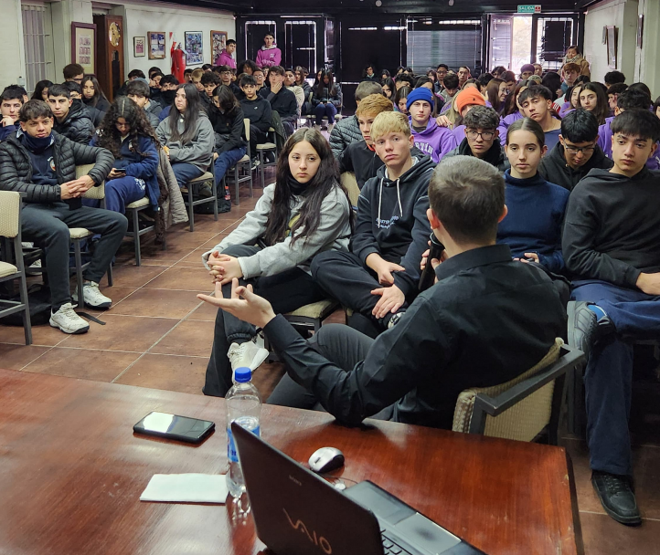 imagen Con gran participación estudiantil se ofreció una charla sobre el impacto de la IA en la productividad y los procesos empresariales