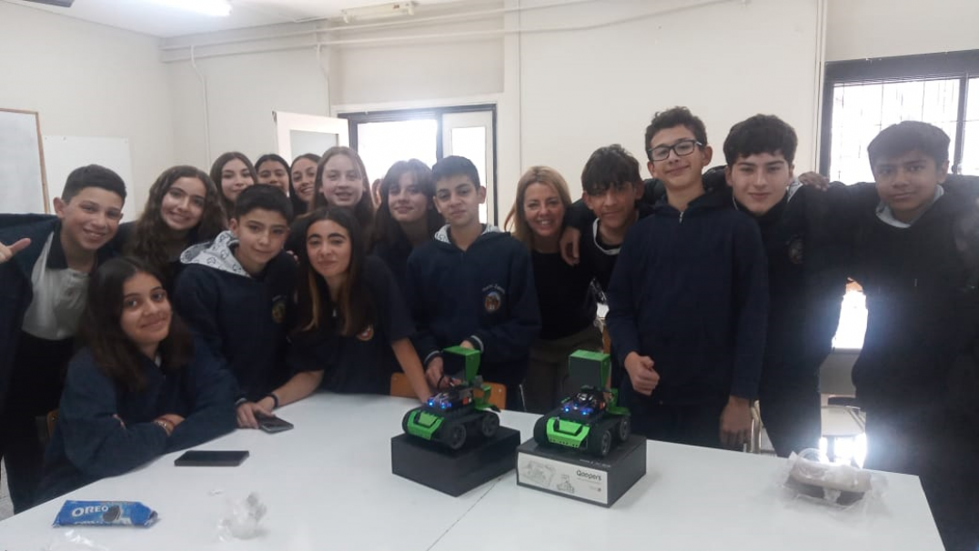 imagen Estudiantes trabajan en el armado y programación de pequeños robots