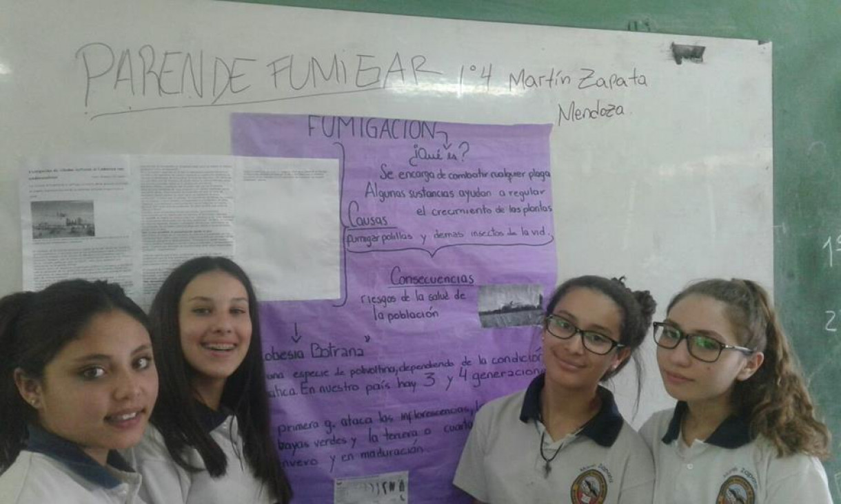 imagen Alumnas de primer año investigan y exponen sobre problemática de fumigaciones masivas