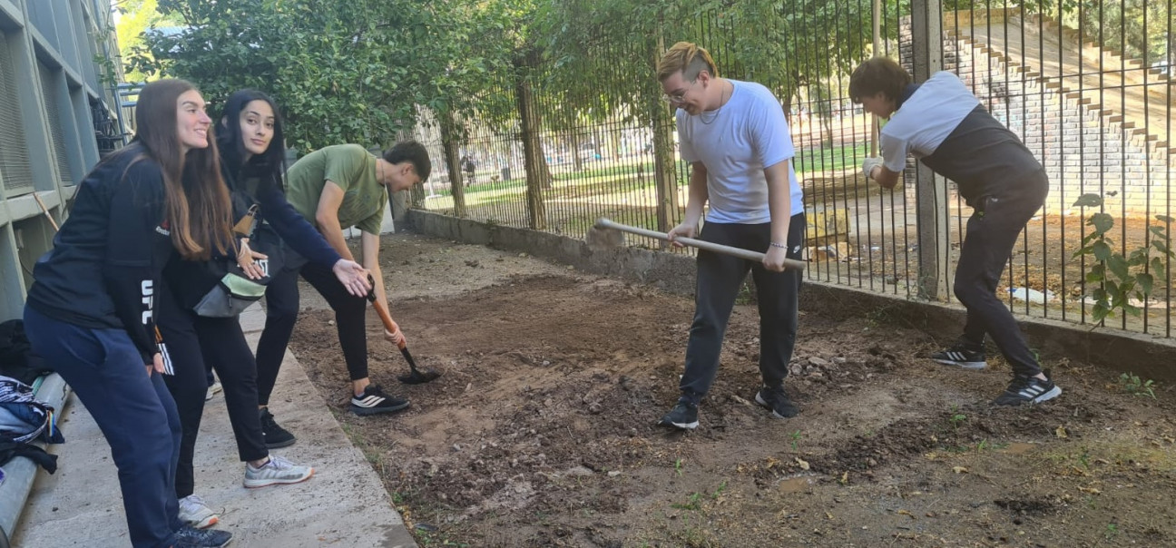 imagen La huerta escolar de padrinos, madrinas y ahijados va tomando forma