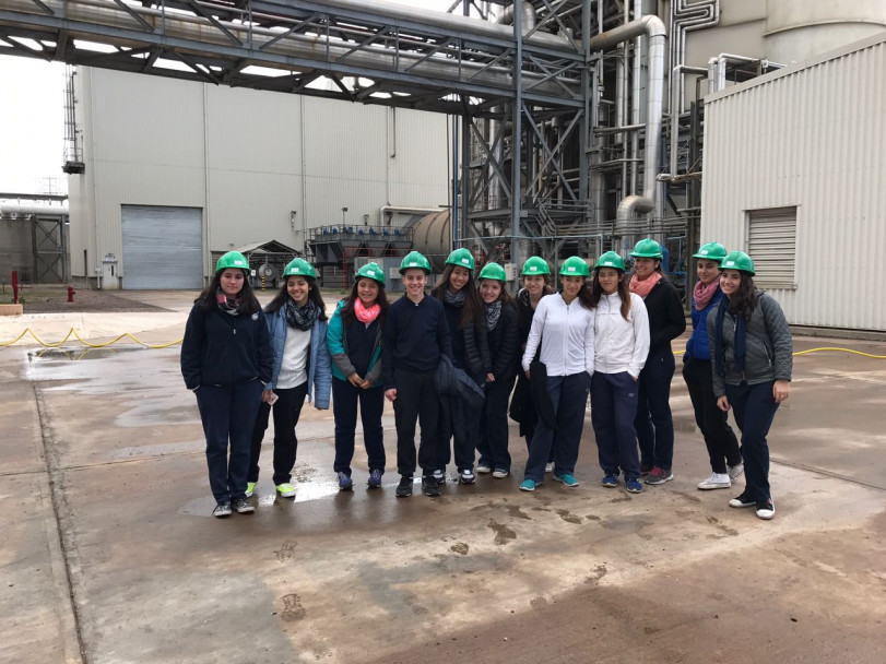 imagen Alumnos y docentes visitaron una central termoeléctrica y el dique Cipolletti