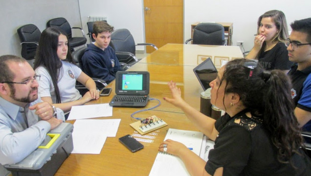 imagen Estudiantes trabajan en prototipos para facilitar el aprendizaje de personas ciegas