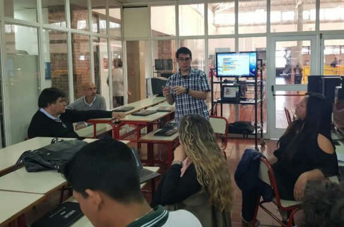 imagen Docentes se capacitaron en programación y robótica