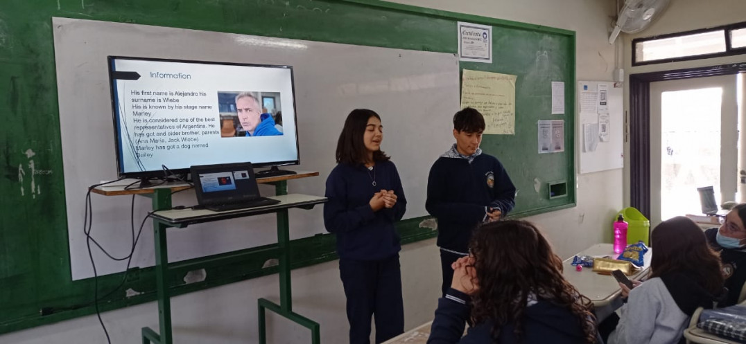 imagen Inglés: realizan presentaciones orales con soportes digitales
