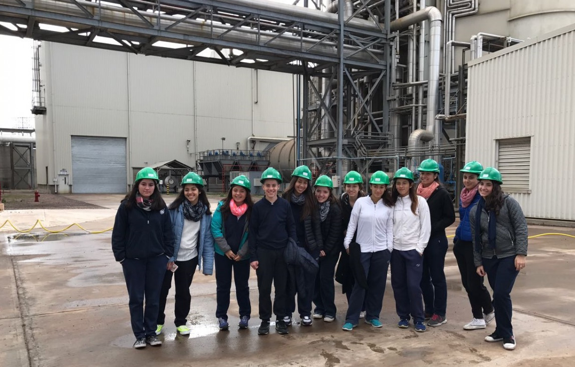 imagen Alumnos y docentes visitaron una central termoeléctrica y el dique Cipolletti