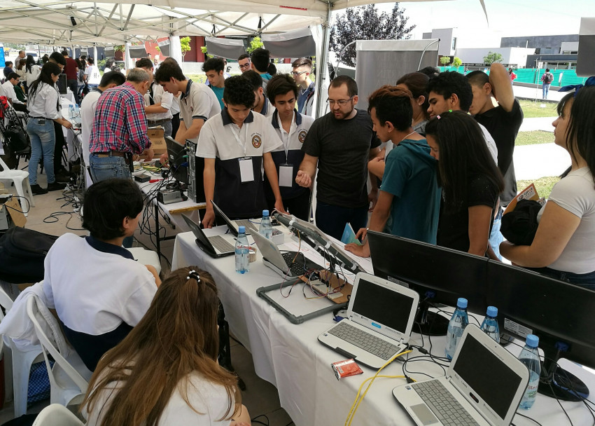 imagen Estudiantes del Martín Zapata mostraron sus experiencias en programación y robótica