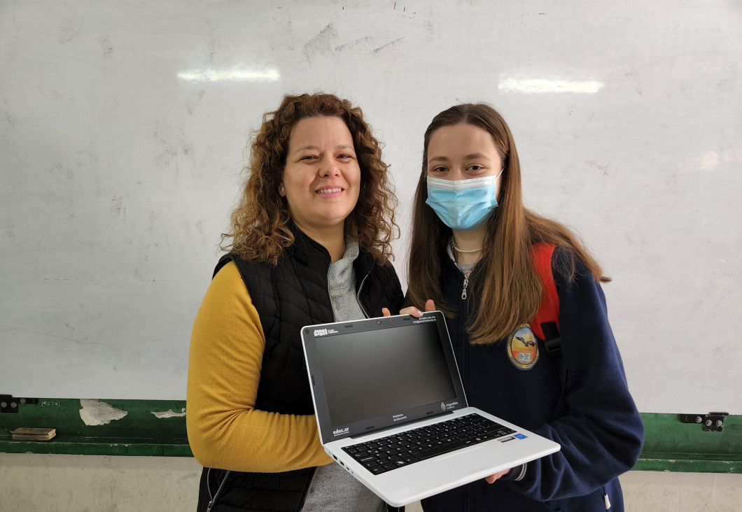 imagen Estudiantes de segundo año ya cuentan con sus netbooks