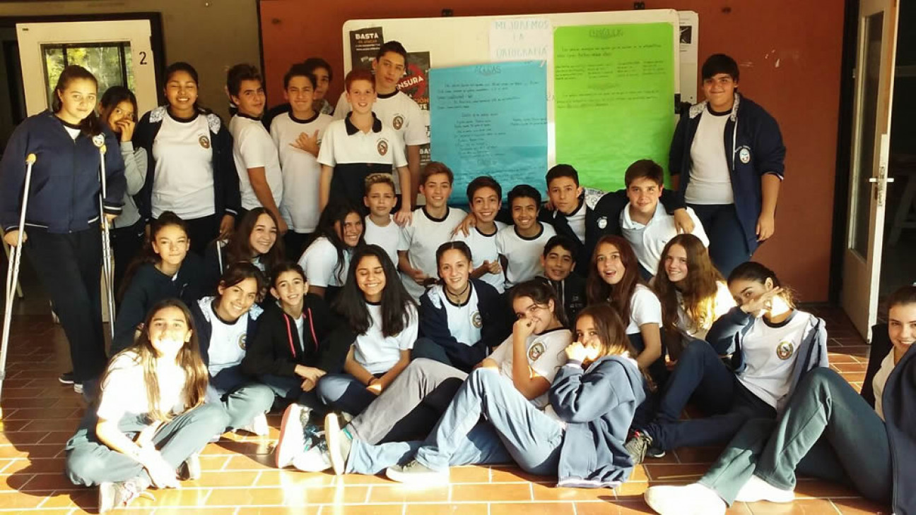 imagen Los chicos de primer año trabajan en carteleras ortográficas