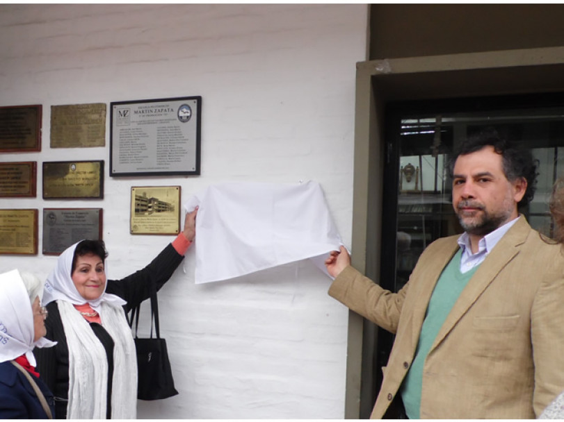 imagen Se colocó una placa en recuerdo de un egresado de la escuela desaparecido