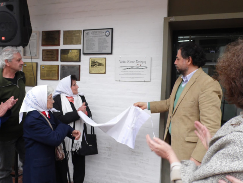 imagen Se colocó una placa en recuerdo de un egresado de la escuela desaparecido