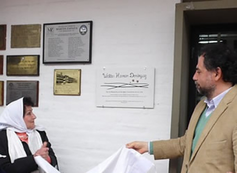 imagen Se colocó una placa en recuerdo de un egresado de la escuela desaparecido