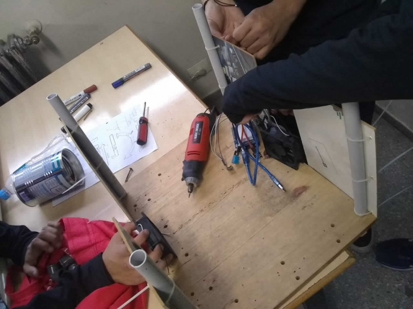 imagen Estudiantes trabajan en la construcción de un vivero automatizado