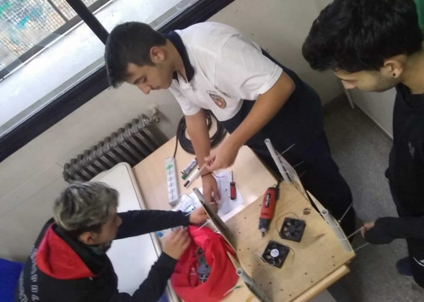 imagen Estudiantes trabajan en la construcción de un vivero automatizado
